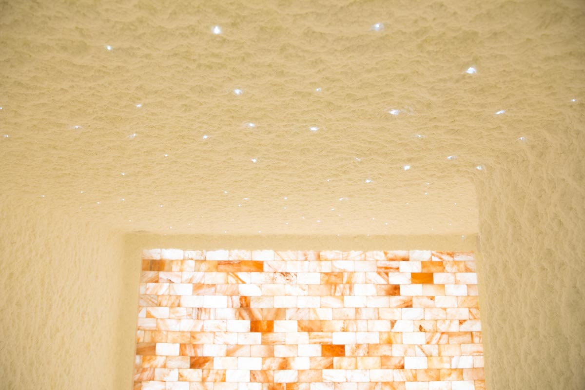 soffitto di una grotta di sale con luci per cromoterapia